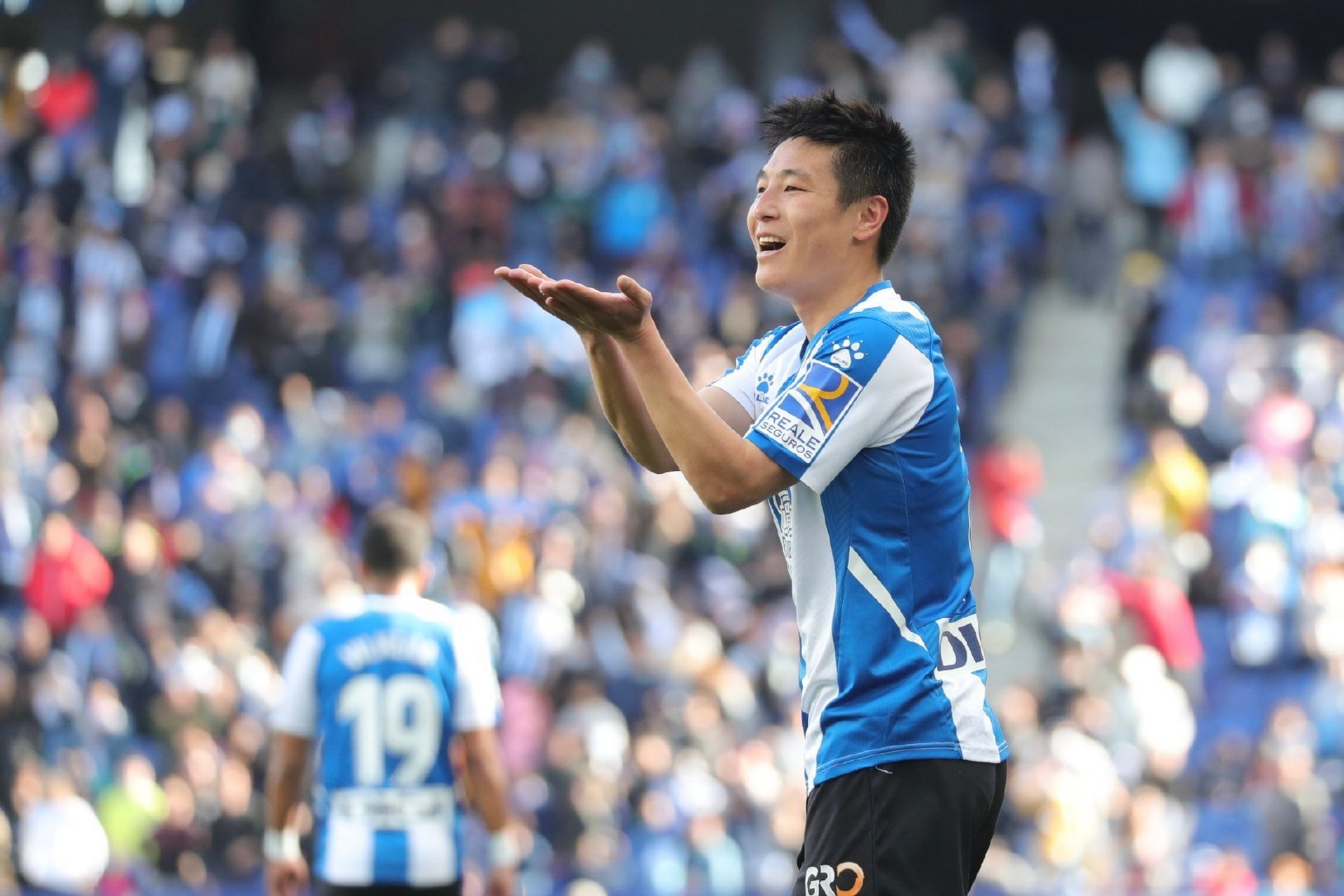 爱游戏-今夜上海海港备战西甲，更衣室发声细节曝光，质疑声仍在，团队化学反应显著(西甲联赛直播在线观看免费)